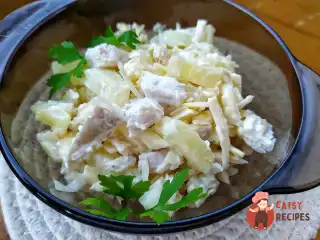 Салат з куркою, ананасами та сиром
