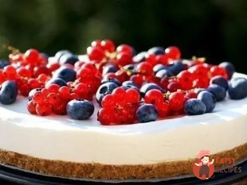 Легкий літній чізкейк із ягодами