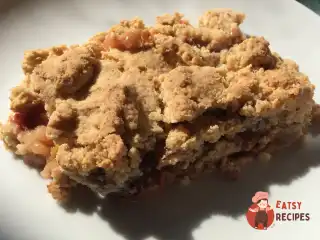 Безглютеновий крамбл з яблук з ожиною та ревенем