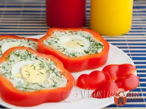 Свіжий солодкий перець, фарширований рисом, яйцем, сиром та зеленню