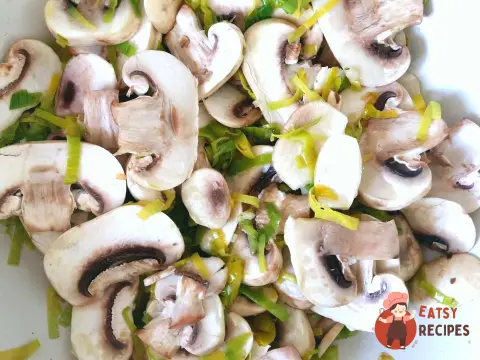 Жюльєн з пореєм і грибами в соусі бешамель