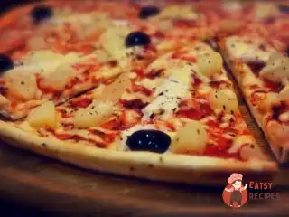 Піца з копченою куркою та ананасами