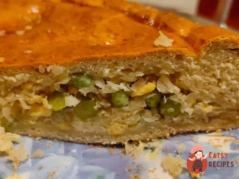 Пиріг із капустою, зеленим горошком і яйцем