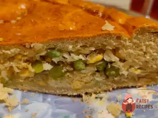 Пиріг із капустою, зеленим горошком і яйцем