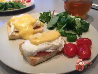 Бенедиктинські яйця з копченим лососем