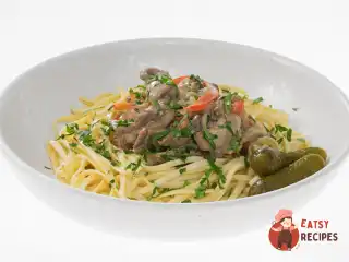 Яєчна локшина з яловичиною у пиві а-ля Строганов
