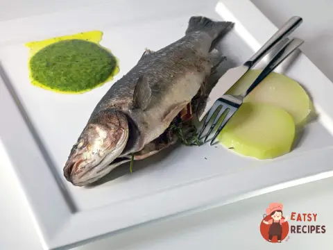 Морський окунь з виноградом, часником, цибулею та лимоном