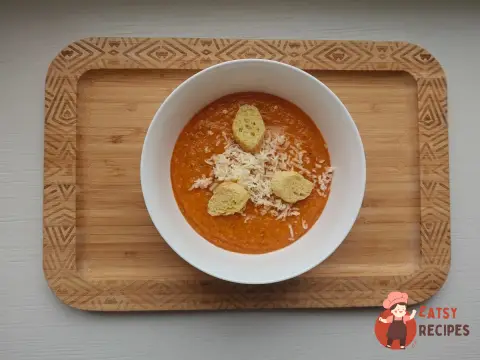 Томатний суп-пюре з сухариками та сиром