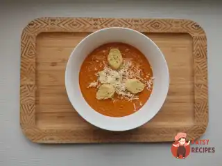 Томатний суп-пюре з сухариками та сиром