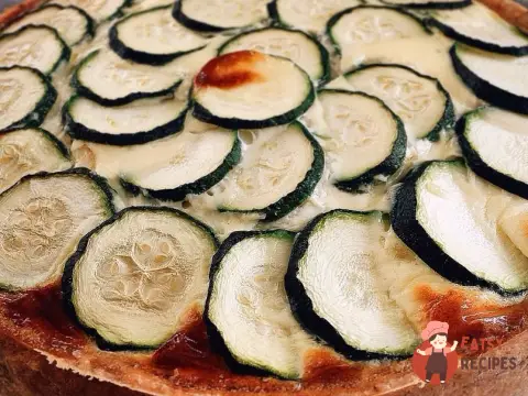 Кіш з куркою, цукіні та стручковою квасолею
