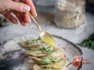 Полб'яні вареники із щавлем та відвареним яйцем