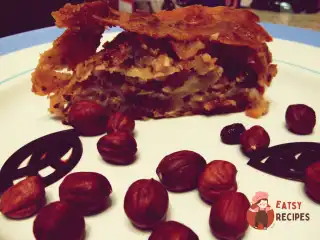 Яблучний штрудель з горіхами, родзинками та корицею