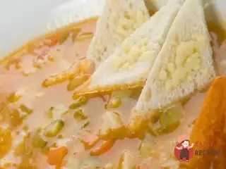 Італійський суп з беконом, овочами та шавлією