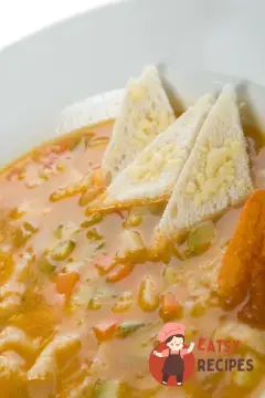 Італійський суп з беконом, овочами та шавлією