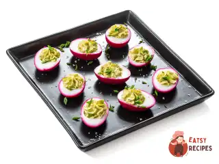 Фаршировані яйця у буряковому маринаді