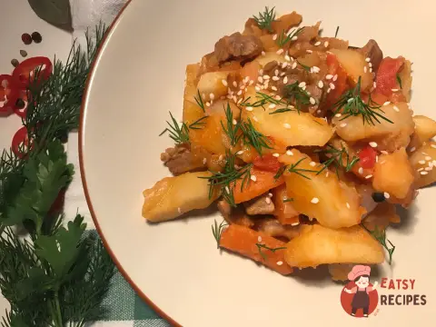 Тушкована картопля зі свининою та лечо