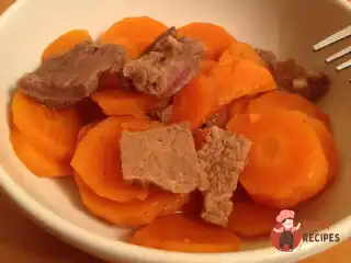 М'яка яловичина, тушкована з морквою та цибулею
