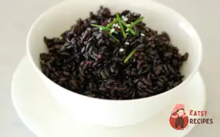 Смажений Чорний Рис З Яйцем, Кунжутом Та Соєвим Соусом.