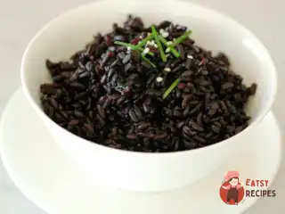 Смажений чорний рис з яйцем, кунжутом та соєвим соусом.