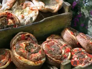 Хліб із часником, базиліком та помідорами