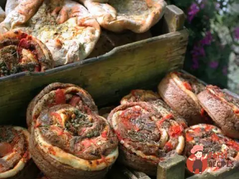 Хліб із часником, базиліком та помідорами