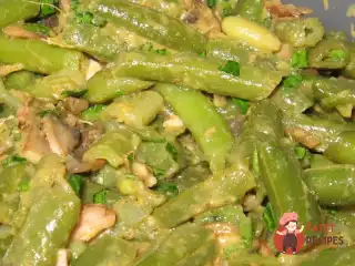 Салат зі стручковою квасолею та грибами