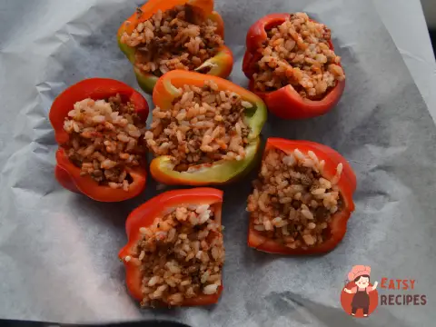 Солодкі перці, запечені з м'ясом та рисом.