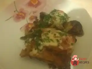 Курячі стегна з грибами