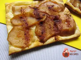 Шар з консервованою грушею та заварним кремом