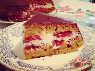 Морквяний пиріг з сирним прошарком