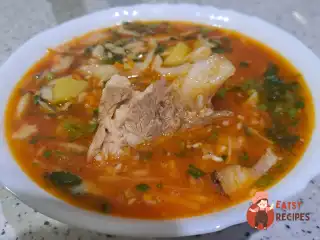 Борщ із копченим салом на свинячих ребрах