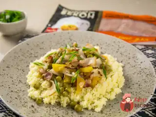 Кускус з овочами та беконом