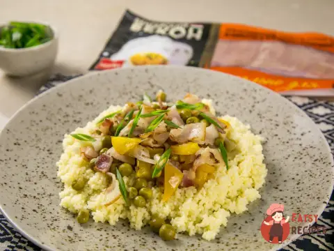 Кускус з овочами та беконом