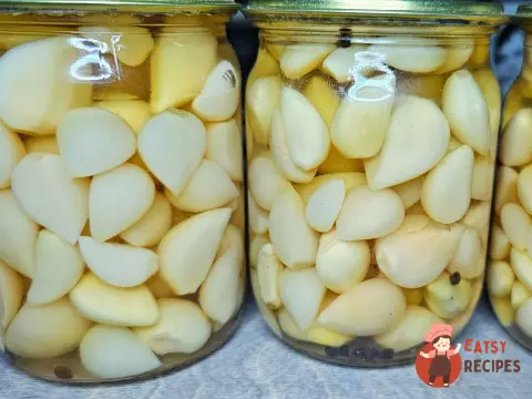 Мариновані зубчики часнику