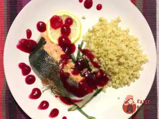 Форель на пару з журавлинним соусом