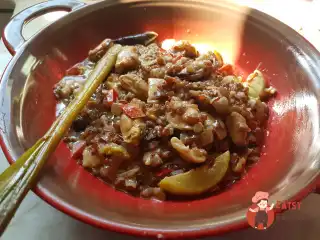 Червоний рис у кокосовому молоці з морепродуктами та овочами.