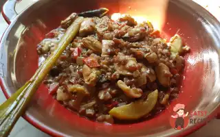 Червоний Рис У Кокосовому Молоці З Морепродуктами Та Овочами.