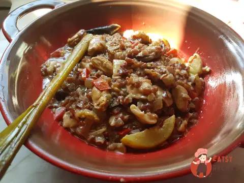 Червоний рис у кокосовому молоці з морепродуктами та овочами.