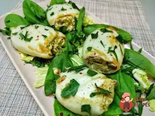 Кальмари фаршировані грибами з сиром