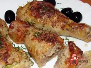 Фаршировані курячі ніжки з консервованим горошком