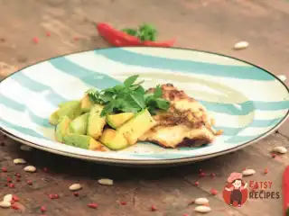 Карасі в сметані з малосольними кабачками