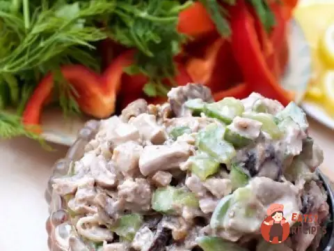 Салат з курки з печерицями та маринованими огірками