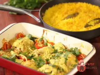 Курка в соусі з йогурту з каррі, гарнір з рису.