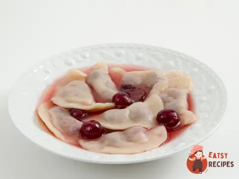 Вареники з вишнею у компоті