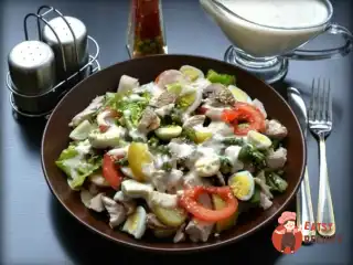 Теплий овочевий салат із вершковим соусом