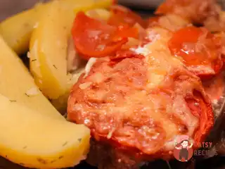 Запечена кета під сирною скоринкою з картоплею