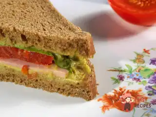 Сендвічі з гуакамоле, каперсами та копченим м'ясом