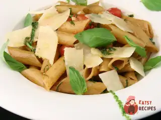 Пінне з помідорами чері, пармезаном та бальзамічним соусом.