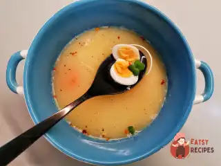 Курячий суп з перепелиними яйцями та перцем чилі