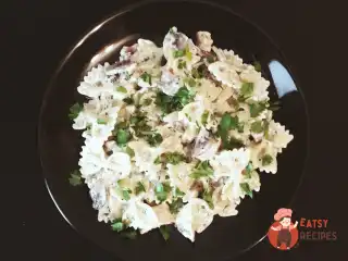 Фарфалле з куркою та грибами у вершковому соусі